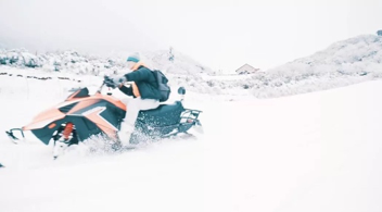 驾驶着雪地摩托，弛聘在无垠的雪地上，一边享受雪地上的速度与激情，一边欣赏远方的风景。